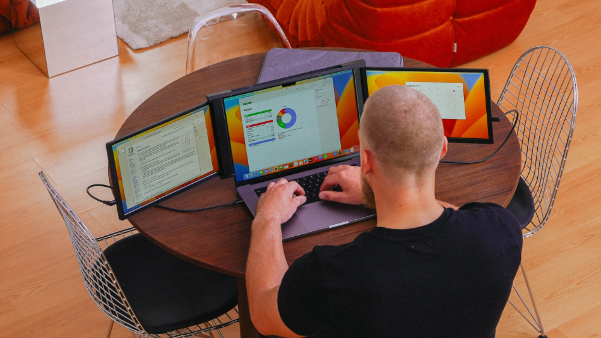 Blerron Tri-Screen setup op laptop, toont uitbreiding met drie extra schermen voor multitasking.